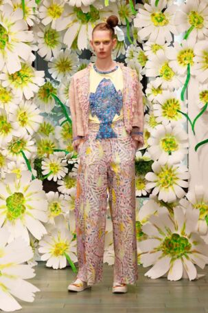 11/38 | TSUMORI CHISATO Spring 2026 | Photo Credit: JFWO Japan Fashion Week Organization TSUMORI CHISATO Spring 2026 | Photo Credit: JFWO Japan Fashion Week Organization
