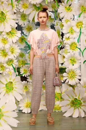 12/38 | TSUMORI CHISATO Spring 2026 | Photo Credit: JFWO Japan Fashion Week Organization TSUMORI CHISATO Spring 2026 | Photo Credit: JFWO Japan Fashion Week Organization
