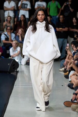 3/35 | yoshiokubo Spring 2026 | Photo Credit: JFWO Japan Fashion Week Organization yoshiokubo Spring 2026 | Photo Credit: JFWO Japan Fashion Week Organization