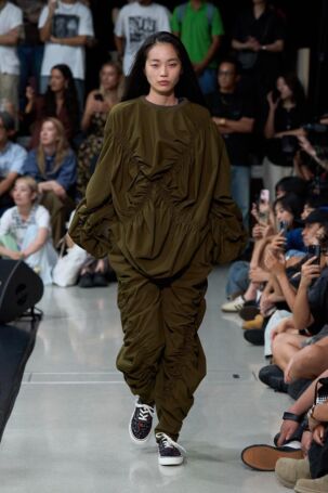 7/35 | yoshiokubo Spring 2026 | Photo Credit: JFWO Japan Fashion Week Organization yoshiokubo Spring 2026 | Photo Credit: JFWO Japan Fashion Week Organization