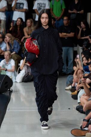 8/35 | yoshiokubo Spring 2026 | Photo Credit: JFWO Japan Fashion Week Organization yoshiokubo Spring 2026 | Photo Credit: JFWO Japan Fashion Week Organization
