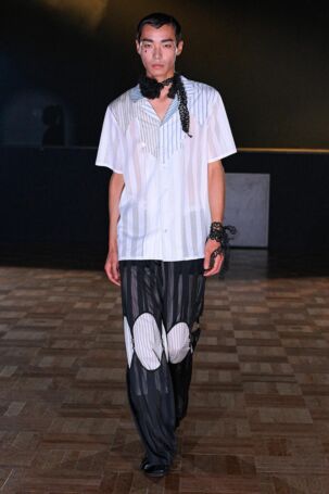 2/44 | YUEQI QI Spring 2026 | Photo Credit: JFWO Japan Fashion Week Organization YUEQI QI Spring 2026 | Photo Credit: JFWO Japan Fashion Week Organization