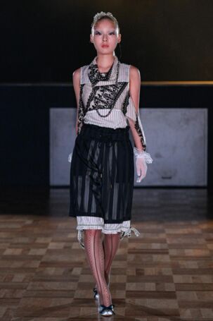 3/44 | YUEQI QI Spring 2026 | Photo Credit: JFWO Japan Fashion Week Organization YUEQI QI Spring 2026 | Photo Credit: JFWO Japan Fashion Week Organization