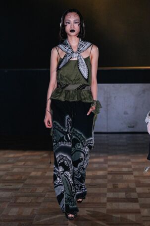 4/44 | YUEQI QI Spring 2026 | Photo Credit: JFWO Japan Fashion Week Organization YUEQI QI Spring 2026 | Photo Credit: JFWO Japan Fashion Week Organization
