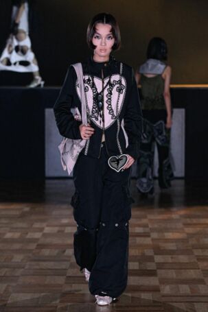 5/44 | YUEQI QI Spring 2026 | Photo Credit: JFWO Japan Fashion Week Organization YUEQI QI Spring 2026 | Photo Credit: JFWO Japan Fashion Week Organization