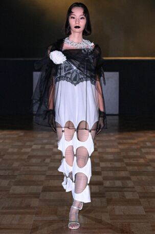 6/44 | YUEQI QI Spring 2026 | Photo Credit: JFWO Japan Fashion Week Organization YUEQI QI Spring 2026 | Photo Credit: JFWO Japan Fashion Week Organization