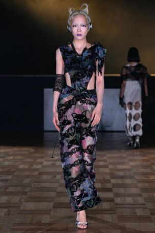 7/44 | YUEQI QI Spring 2026 | Photo Credit: JFWO Japan Fashion Week Organization YUEQI QI Spring 2026 | Photo Credit: JFWO Japan Fashion Week Organization