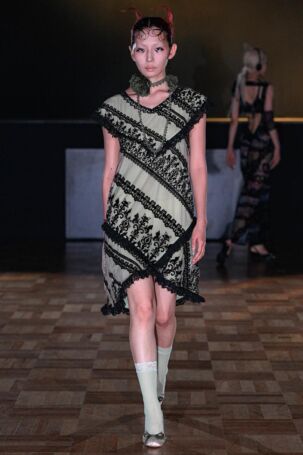 8/44 | YUEQI QI Spring 2026 | Photo Credit: JFWO Japan Fashion Week Organization YUEQI QI Spring 2026 | Photo Credit: JFWO Japan Fashion Week Organization