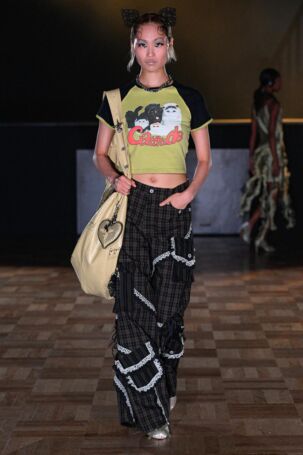 10/44 | YUEQI QI Spring 2026 | Photo Credit: JFWO Japan Fashion Week Organization YUEQI QI Spring 2026 | Photo Credit: JFWO Japan Fashion Week Organization