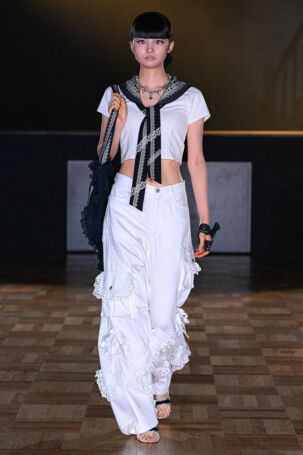 12/44 | YUEQI QI Spring 2026 | Photo Credit: JFWO Japan Fashion Week Organization YUEQI QI Spring 2026 | Photo Credit: JFWO Japan Fashion Week Organization