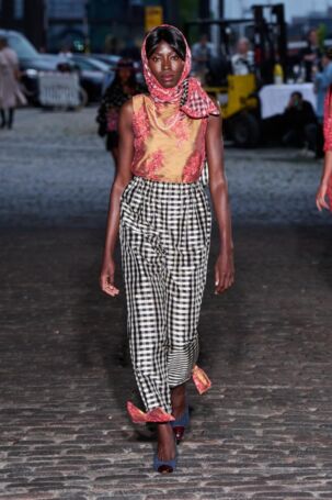 2/38 | Caro Editions Spring 2026 | Photo: James Cochrane | Courtesy of Copenhagen Fashion Week Caro Editions Spring 2026 | Photo: James Cochrane | Courtesy of Copenhagen Fashion Week