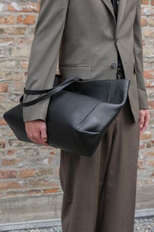 3/32 | Details at Filippa K Spring 2026 | Photo: James Cochrane | Courtesy of Copenhagen Fashion Week Details at Filippa K Spring 2026 | Photo: James Cochrane | Courtesy of Copenhagen Fashion Week