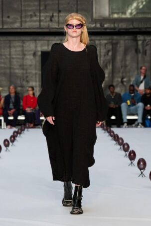 4/56 | Henrik Vibskov Spring 2026 | Photo: James Cochrane | Courtesy of Copenhagen Fashion Week Henrik Vibskov Spring 2026 | Photo: James Cochrane | Courtesy of Copenhagen Fashion Week