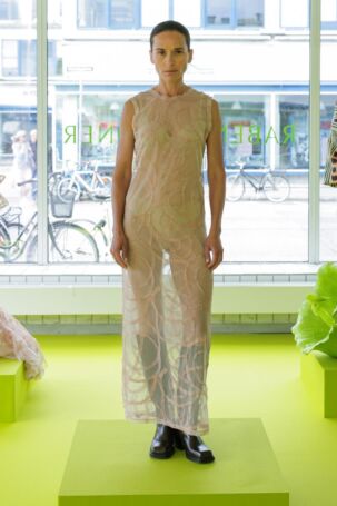 2/8 | Rabens Saloner Spring 2026 | Photo: James Cochrane | Courtesy of Copenhagen Fashion Week Rabens Saloner Spring 2026 | Photo: James Cochrane | Courtesy of Copenhagen Fashion Week