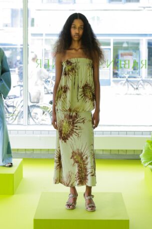 6/8 | Rabens Saloner Spring 2026 | Photo: James Cochrane | Courtesy of Copenhagen Fashion Week Rabens Saloner Spring 2026 | Photo: James Cochrane | Courtesy of Copenhagen Fashion Week