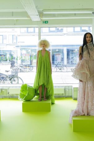 5/32 | Rabens Saloner Presentation Spring 2026 | Photo: James Cochrane | Courtesy of Copenhagen Fashion Week Rabens Saloner Presentation Spring 2026 | Photo: James Cochrane | Courtesy of Copenhagen Fashion Week