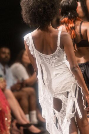 10/11 | Setting at Kitschy Couture Spring 2026 | Photo: Ines Bahr | Courtesy of Berlin Fashion Week Setting at Kitschy Couture Spring 2026 | Photo: Ines Bahr | Courtesy of Berlin Fashion Week
