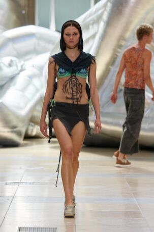 9/34 | LUEDER Spring 2026 | Photo: Finnegan Koichi Godenschweger | Courtesy of Berlin Fashion Week LUEDER Spring 2026 | Photo: Finnegan Koichi Godenschweger | Courtesy of Berlin Fashion Week
