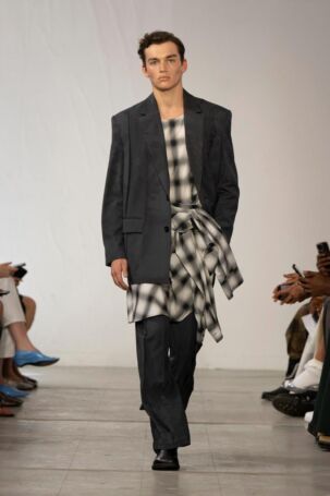 3/38 | Feng Chen Wang Spring 2026 Menswear | Photo: NOWFASHION.com Feng Chen Wang Spring 2026 Menswear | Photo: NOWFASHION.com