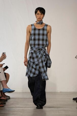 6/38 | Feng Chen Wang Spring 2026 Menswear | Photo: NOWFASHION.com Feng Chen Wang Spring 2026 Menswear | Photo: NOWFASHION.com