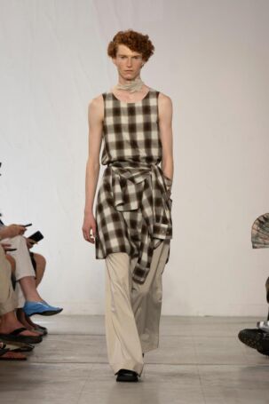 7/38 | Feng Chen Wang Spring 2026 Menswear | Photo: NOWFASHION.com Feng Chen Wang Spring 2026 Menswear | Photo: NOWFASHION.com