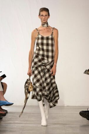 8/38 | Feng Chen Wang Spring 2026 Menswear | Photo: NOWFASHION.com Feng Chen Wang Spring 2026 Menswear | Photo: NOWFASHION.com