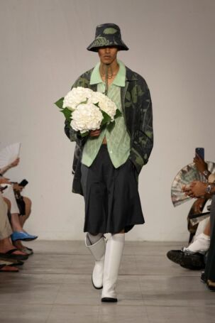 10/38 | Feng Chen Wang Spring 2026 Menswear | Photo: NOWFASHION.com Feng Chen Wang Spring 2026 Menswear | Photo: NOWFASHION.com