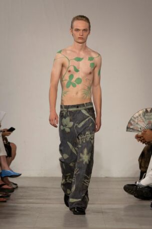 11/38 | Feng Chen Wang Spring 2026 Menswear | Photo: NOWFASHION.com Feng Chen Wang Spring 2026 Menswear | Photo: NOWFASHION.com