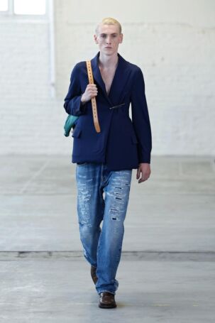 1/35 | Hed Mayner Spring 2026 Menswear | Photo: NOWFASHION.com Hed Mayner Spring 2026 Menswear | Photo: NOWFASHION.com