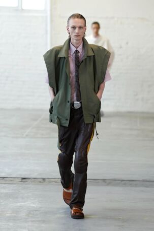 2/35 | Hed Mayner Spring 2026 Menswear | Photo: NOWFASHION.com Hed Mayner Spring 2026 Menswear | Photo: NOWFASHION.com