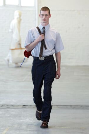 4/35 | Hed Mayner Spring 2026 Menswear | Photo: NOWFASHION.com Hed Mayner Spring 2026 Menswear | Photo: NOWFASHION.com