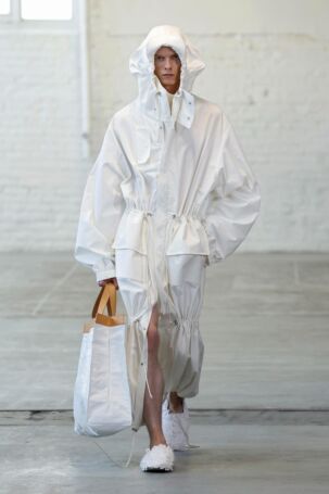 5/35 | Hed Mayner Spring 2026 Menswear | Photo: NOWFASHION.com Hed Mayner Spring 2026 Menswear | Photo: NOWFASHION.com