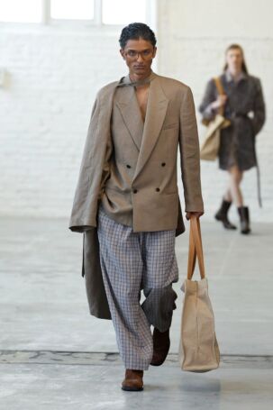 7/35 | Hed Mayner Spring 2026 Menswear | Photo: NOWFASHION.com Hed Mayner Spring 2026 Menswear | Photo: NOWFASHION.com