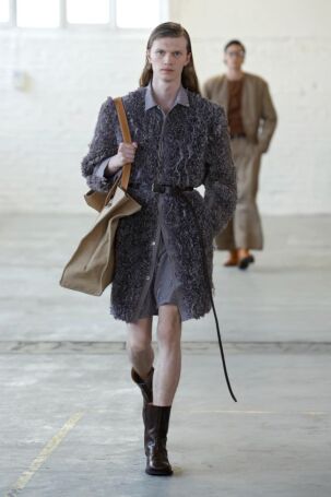 8/35 | Hed Mayner Spring 2026 Menswear | Photo: NOWFASHION.com Hed Mayner Spring 2026 Menswear | Photo: NOWFASHION.com