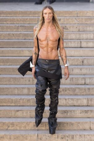 1/40 | Rick Owens Spring 2026 Menswear | Photo: NOWFASHION.com Rick Owens Spring 2026 Menswear | Photo: NOWFASHION.com