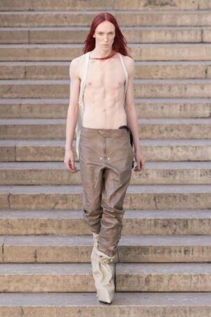 4/40 | Rick Owens Spring 2026 Menswear | Photo: NOWFASHION.com Rick Owens Spring 2026 Menswear | Photo: NOWFASHION.com