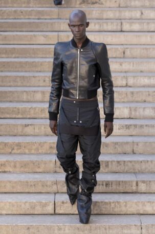 7/40 | Rick Owens Spring 2026 Menswear | Photo: NOWFASHION.com Rick Owens Spring 2026 Menswear | Photo: NOWFASHION.com