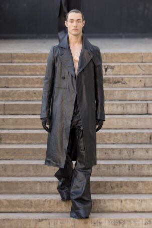 9/40 | Rick Owens Spring 2026 Menswear | Photo: NOWFASHION.com Rick Owens Spring 2026 Menswear | Photo: NOWFASHION.com
