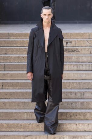 10/40 | Rick Owens Spring 2026 Menswear | Photo: NOWFASHION.com Rick Owens Spring 2026 Menswear | Photo: NOWFASHION.com