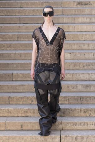 11/40 | Rick Owens Spring 2026 Menswear | Photo: NOWFASHION.com Rick Owens Spring 2026 Menswear | Photo: NOWFASHION.com