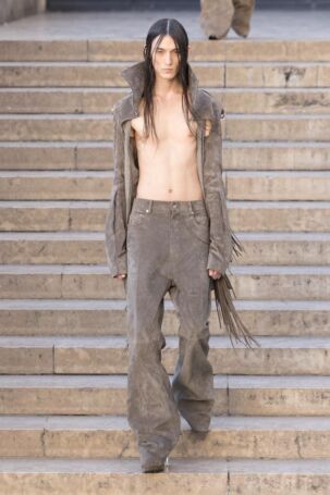 12/40 | Rick Owens Spring 2026 Menswear | Photo: NOWFASHION.com Rick Owens Spring 2026 Menswear | Photo: NOWFASHION.com