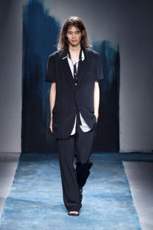 1/43 | Yohji Yamamoto Spring 2026 Menswear | Photo: NOWFASHION.com Yohji Yamamoto Spring 2026 Menswear | Photo: NOWFASHION.com