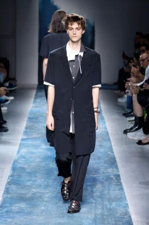 2/43 | Yohji Yamamoto Spring 2026 Menswear | Photo: NOWFASHION.com Yohji Yamamoto Spring 2026 Menswear | Photo: NOWFASHION.com