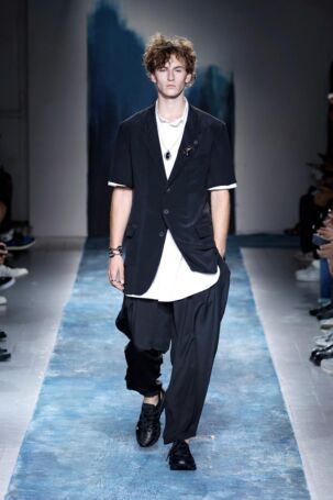 3/43 | Yohji Yamamoto Spring 2026 Menswear | Photo: NOWFASHION.com Yohji Yamamoto Spring 2026 Menswear | Photo: NOWFASHION.com