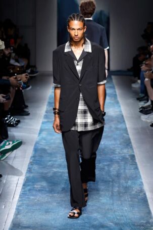 4/43 | Yohji Yamamoto Spring 2026 Menswear | Photo: NOWFASHION.com Yohji Yamamoto Spring 2026 Menswear | Photo: NOWFASHION.com