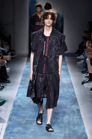 7/43 | Yohji Yamamoto Spring 2026 Menswear | Photo: NOWFASHION.com Yohji Yamamoto Spring 2026 Menswear | Photo: NOWFASHION.com