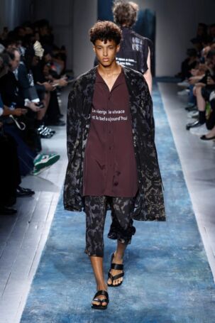 8/43 | Yohji Yamamoto Spring 2026 Menswear | Photo: NOWFASHION.com Yohji Yamamoto Spring 2026 Menswear | Photo: NOWFASHION.com