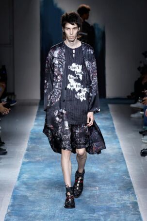 9/43 | Yohji Yamamoto Spring 2026 Menswear | Photo: NOWFASHION.com Yohji Yamamoto Spring 2026 Menswear | Photo: NOWFASHION.com