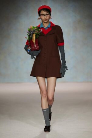 1/58 | SHUSHU/TONG Fall 2025 | Photo: Jiacheng | Courtesy of: SHUSHU/TONG SHUSHU/TONG Fall 2025 | Photo: Jiacheng | Courtesy of: SHUSHU/TONG