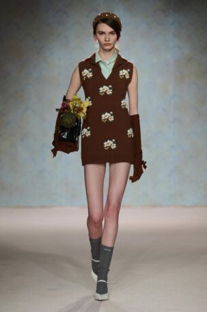 3/58 | SHUSHU/TONG Fall 2025 | Photo: Jiacheng | Courtesy of: SHUSHU/TONG SHUSHU/TONG Fall 2025 | Photo: Jiacheng | Courtesy of: SHUSHU/TONG